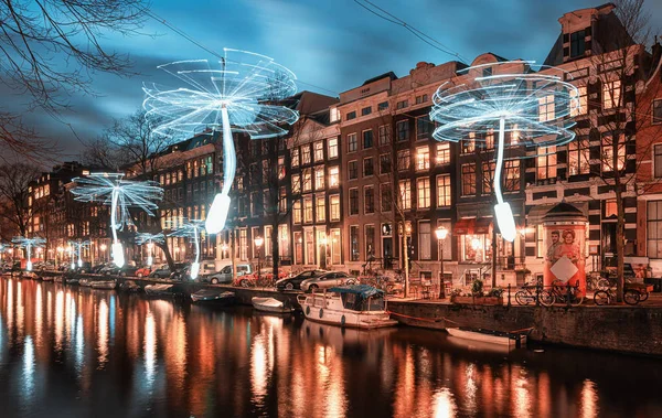 Hélices impulsadas por el viento en luz blanca sobre el Herengracht en el casco antiguo de Ámsterdam — Foto de Stock