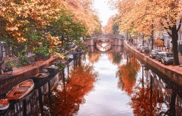 Amsterdam canal with its bridges in beautiful fall colors in the — Stock Photo, Image