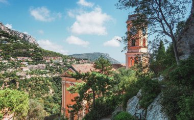 Eze ortaçağ köyünün eski neo-klasisizm kilisesi Notre Dame de l'Assomption