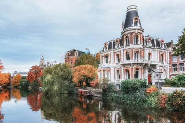 Hermosos edificios de oficinas a lo largo del Singelgracht en el otoño en el centro antiguo de Amsterdam — Foto de Stock