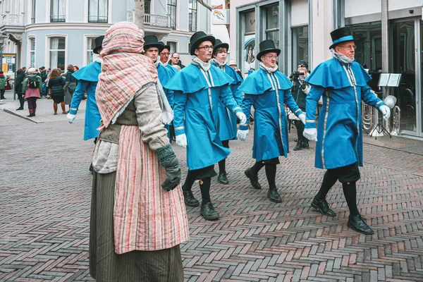 디벤 터에서 열린 디킨스 축제 기간에 파란색 빅토리아 풍 의상을 입은 남자들의 행렬 — 스톡 사진