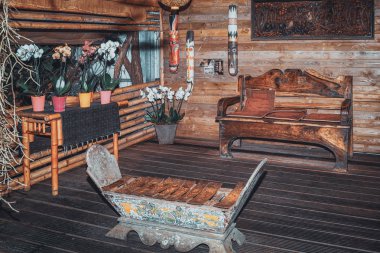 Orchideeen Hoeve parkındaki yağmur ormanlarındaki bir kulübede koloni içi.