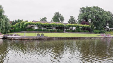 Linge Nehri, Hollanda, 5 Haziran 2018: Hollanda 'da Linge nehri boyunca kristal cam yapımı için kum deposu gereklidir