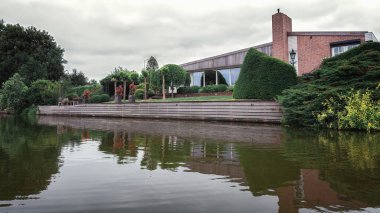 Linge Nehri, Hollanda, 5 Haziran 2018: Hollanda 'da Linge nehri boyunca kristal cam yapımı için kum deposu gereklidir