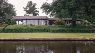 Linge Nehri, Hollanda, 5 Haziran 2018: Hollanda 'da Linge nehri boyunca kristal cam yapımı için kum deposu gereklidir