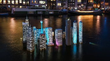 Amsterdam, Hollanda, 6 Ocak 2020: Atlantis, Amsterdam 'daki Işık Festivali sırasında yükselen deniz seviyesine bir uyarı olarak batan ya da sular altında kalan bir şehir