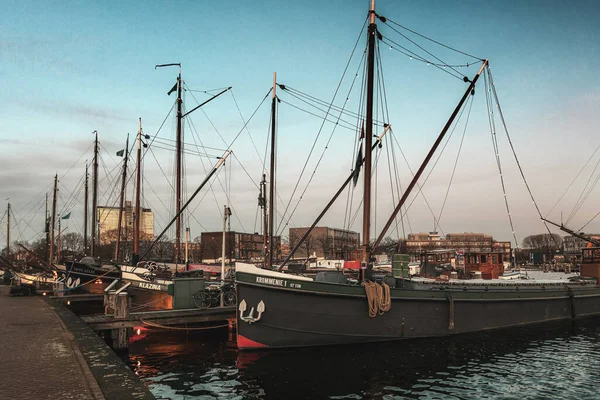 Ámsterdam Países Bajos Enero 2020 Barcos Comerciales Históricos Largo Del —  Fotos de Stock