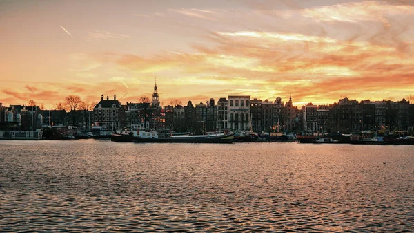 Amsterdam Niederlande Januar 2020 Die Charakteristischen Grachtenhäuser Und Festgemachten Schiffe — Stockfoto