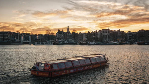 荷兰阿姆斯特丹 2020年1月6日 在奥斯特多克运河 Oosterdok Canal 上航行的观光船 其背景是阿姆斯特丹古城典型的运河客栈和停泊船只 — 图库照片