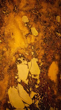 Arka planda altın rengi olan serin duvar dokusu. Hava koşullarından etkilenen duvar boyasının arka planı
