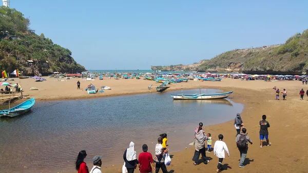 2020 Gunungkidul Yogyakarta Plażowa Atmosfera Rano Niektórzy Lokalni Turyści Którzy — Zdjęcie stockowe