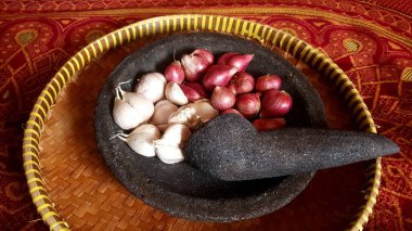 Baharatlı sarımsak ve küçük mor soğanlı geleneksel taş & kabuklu Java, Asya.
