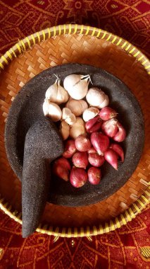 Baharatlı sarımsak ve küçük mor soğanlı geleneksel taş & kabuklu Java, Asya.