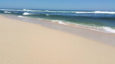 Beyaz temiz kum ve mavi gökyüzü olan plaj, duvar kağıdı veya masaüstü arkaplanı için uygun