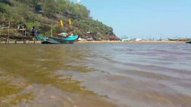 Baron sahili, deniz kumu ve sığ su. Yaz günü deniz manzaralı bir yer. Baron Sahili, Gunung Kidul, Yogyakarta, Endonezya. 30 Ağustos 2020 'de. Yüksek çözünürlük Video Klipi