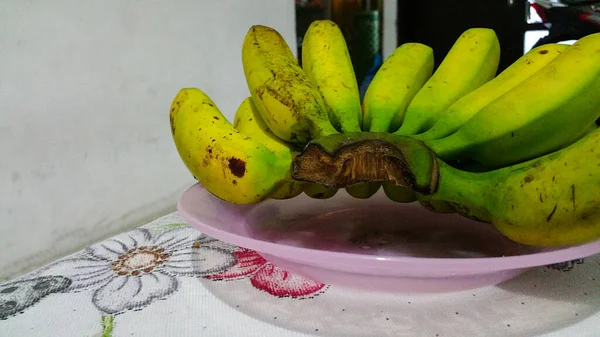 Beberapa Pisang Segar Atas Piring Yang Disajikan Sebuah Rumah Tradisional — Stok Foto