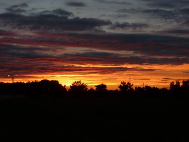 Kanepe de soleil sur ciel nuageux