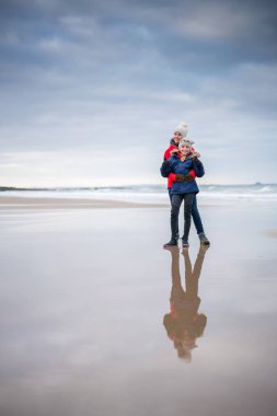 Anne ve Kız Sahilde Yansıma