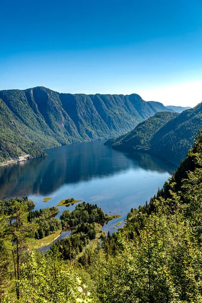 Norveç dağlarında güzel doğa manzarası.