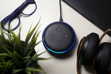 Masa arka planında sanal ses asistanı aygıtı