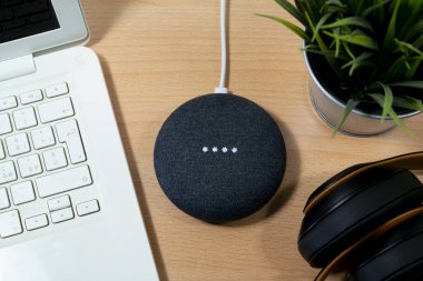 Masa arka planında sanal ses asistanı aygıtı