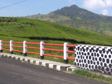 Ciwidey bölgesindeki turistik yerlerden biri olan Bandung Regency 'de, Endonezya Ciwidey' in gözlerini bozan çay tarlalarının güzel manzarası var.