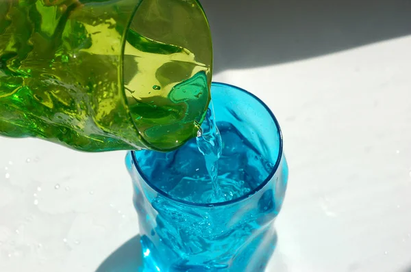Twee Glazen Van Gekleurd Glas Verfrissend Drankje — Stockfoto