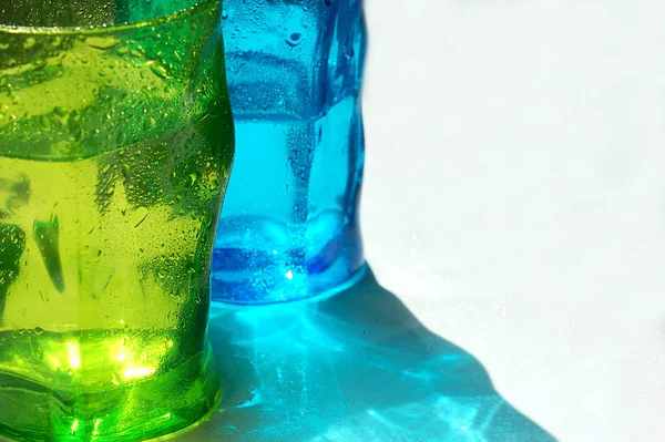 Två Glas Färgat Glas Svalkande Dryck Stockfoto