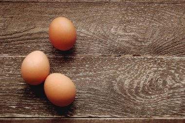 üç tavuk yumurtası ahşap bir masa üzerinde
