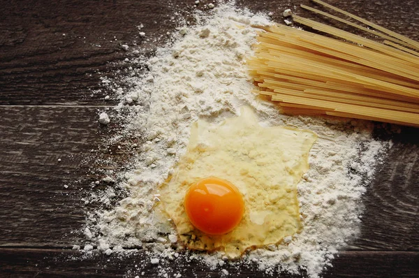 Oeufs Cassés Farine Pâtes Sur Une Table Bois — Photo