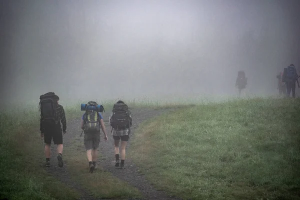 Personas Con Bolsas Viaje Una Niebla — Foto de Stock