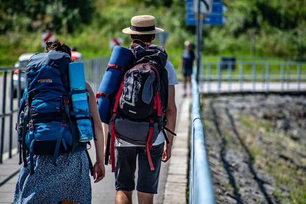 Personas Con Bolsas Viaje Una Niebla — Foto de Stock