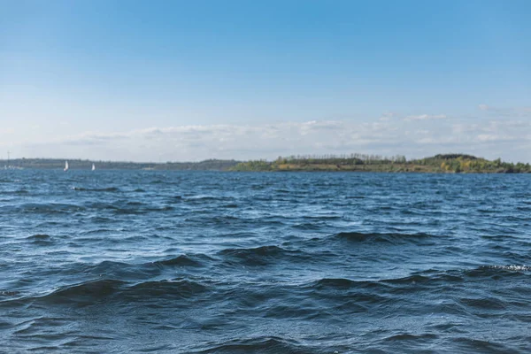 Wunderschoene Sommerlandschaft Auf Dem See Tiefblaues Wasser Mit Kleinen Wellen — Stock Photo, Image