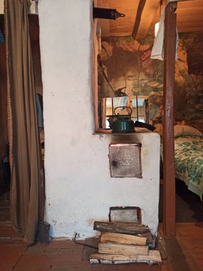Çaydanlık ve yakacak odunlu eski bir Rus taş ocağı. Köylünün yaşam köyü. İzba 'nın odun ısıtması, kulübe. Fırın. Yemek pişirmek için fırın