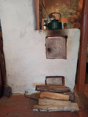 Çaydanlık ve yakacak odunlu eski bir Rus taş ocağı. Köylünün yaşam köyü. İzba 'nın odun ısıtması, kulübe. Fırın. Yemek pişirmek için fırın