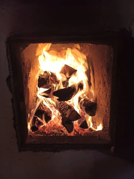 Fırında yakılacak odun. Parlak alev. İzba 'nın odun ısıtması, kulübe. Yemek pişirmek için fırın