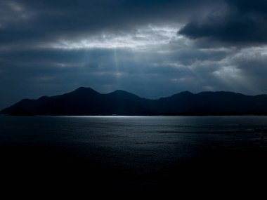Shenzhen 'in doğu-batı kıyı şeridini geçerken, fotoğraflar klasik tarzdadır.