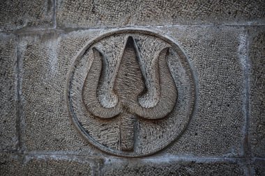 Kaya duvarına oyulmuş siyah beyaz desenli Hint tanrısının zırhı.