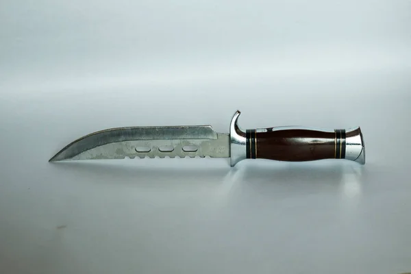 Μαχαίρι Διατηρείται Κάθετα Στο Έδαφος Σκιές Και Λευκό Φόντο — Φωτογραφία Αρχείου