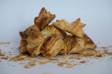 Çay saati ve beyaz arka plan için Hint pastanesi abur cuburu.