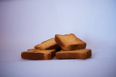 Beyaz arkaplanı, boş alanı ve gölgesi olan tost.