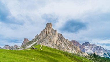 Nuvolau massif Dolomiti, İtalya. Passo Giau Dağı Ra üzerinde Gusela, Güney Tirol, dolomites dağlar, Alto Adige görüntüleyin.