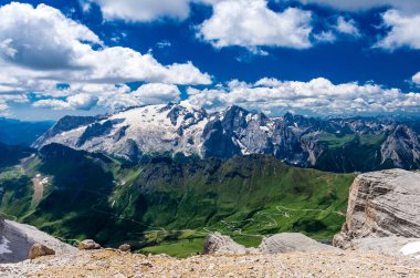 Marmolada massif, Dolomiti, Itay. Güzel görünümünden gruppo Sella ve Piz Boe tepe üzerinde Marmolada buzul ve Pordoi Pass