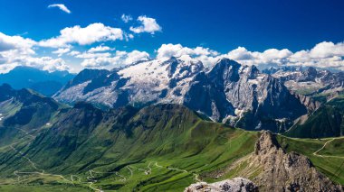 Marmolada massif, Dolomiti, Itay. Güzel görünümünden gruppo Sella ve Piz Boe tepe üzerinde Marmolada buzul ve Pordoi Pass