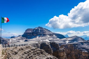 Piz Boe zirve, 3152 m, Sella massif, Dolomiti, İtalya. Kayalık manzara yürüyüş yolundan görünümünü.