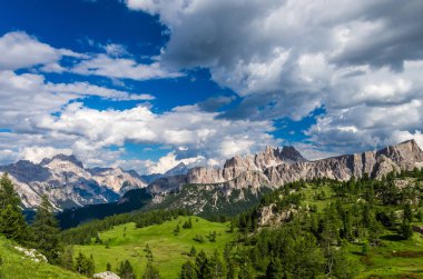 Dolomites dağlar, Kuzey İtalya. Dolomiti, Alto Adige, Güney Tirol içinde doğal görünümü