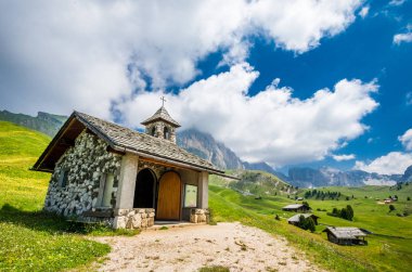 Gruppo delle Odle küçük bir kilisede. Puez Odle massif dağlarda Dolomites, İtalya, Güney Tirol Alpleri'nin, Alto Adige, Val Gardena, Geislergruppe