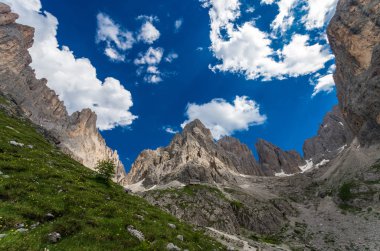 Sassolungo grubunda Dolomites, Kuzey İtalya. Dolomiti dağlar, Alto Adige, South Tyrol bölgesinde Rifugio Vicenza