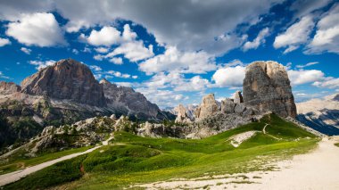 Cinque Torri, Dolomiti Alpler, İtalya. Dolomites dağlar, Alto Adige, South Tyrol içinde beş ayağı