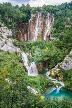 Plitvice Milli Parkı, Hırvatistan. Ahşap tahta yol yeşil orman ve su üzerinde